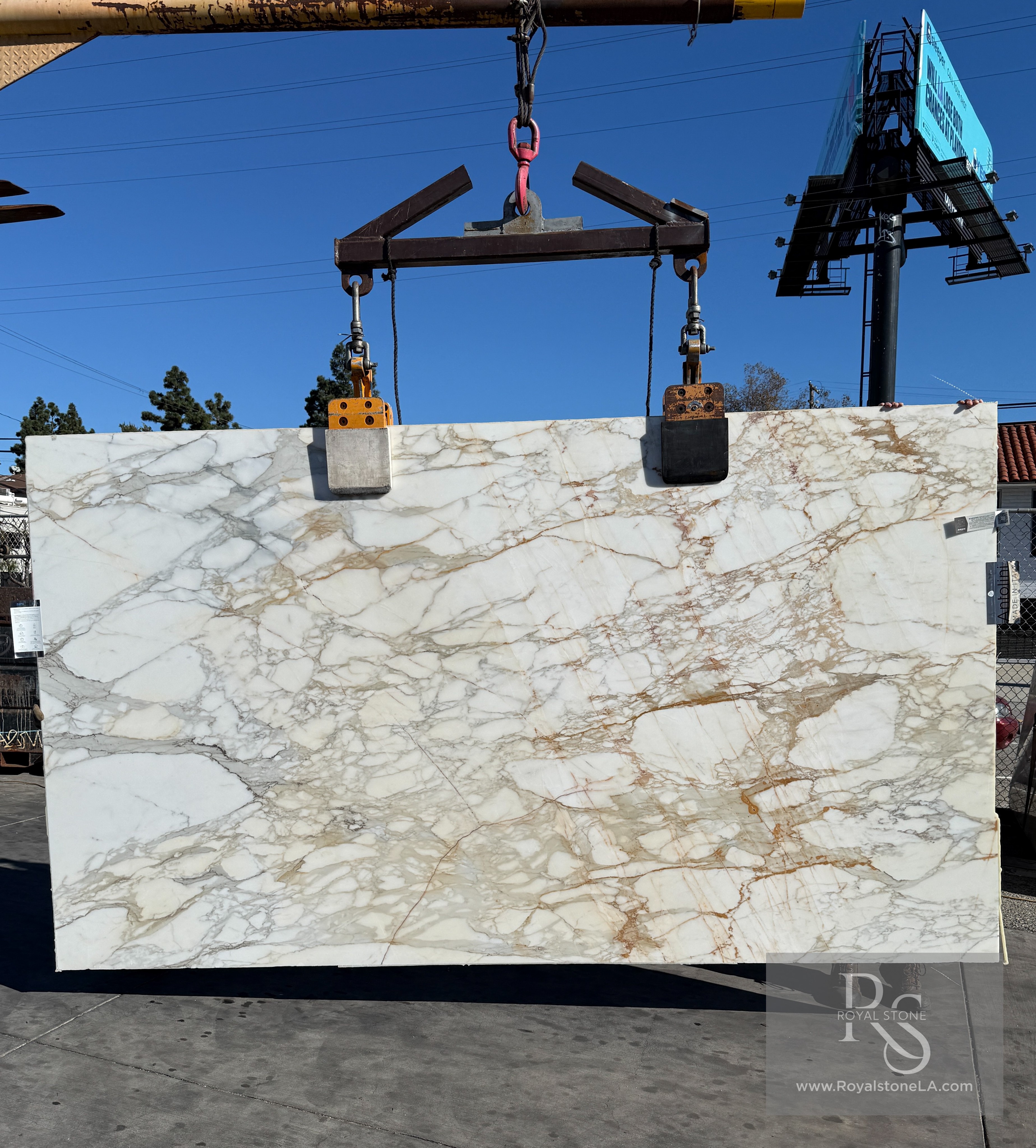 Antolini Calacatta Oro YG583 marble slab with Flute Texture finish, white field with warm gold and grey veining and fine vertical ribbing