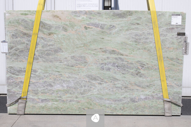 Antolini Quarzite Breeze slab with soft sage-green field and quiet grey-pink veining, polished