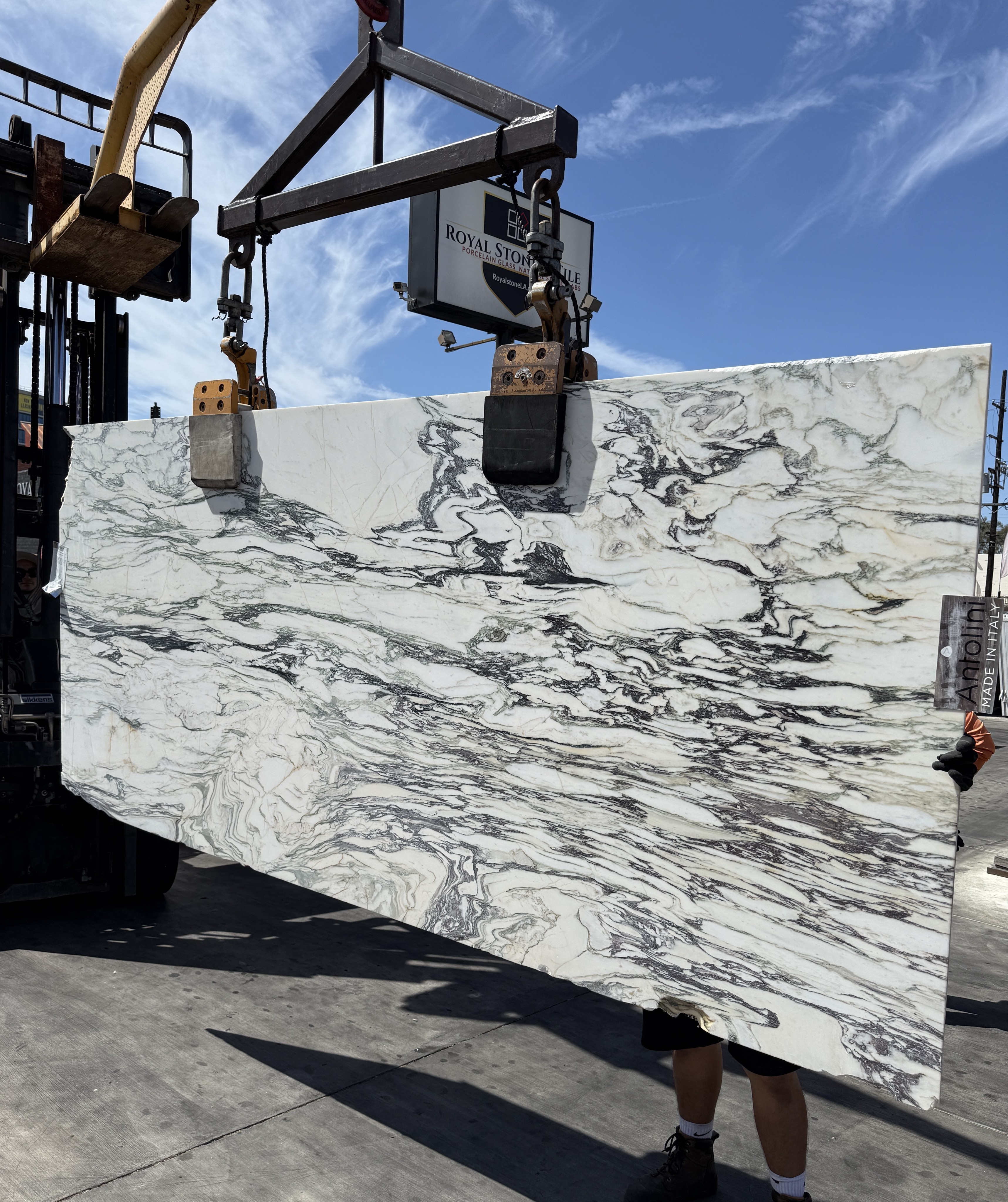 Antolini Calacatta Viola Classic DS431 honed marble slab with white ground and dramatic dark grey-green veining