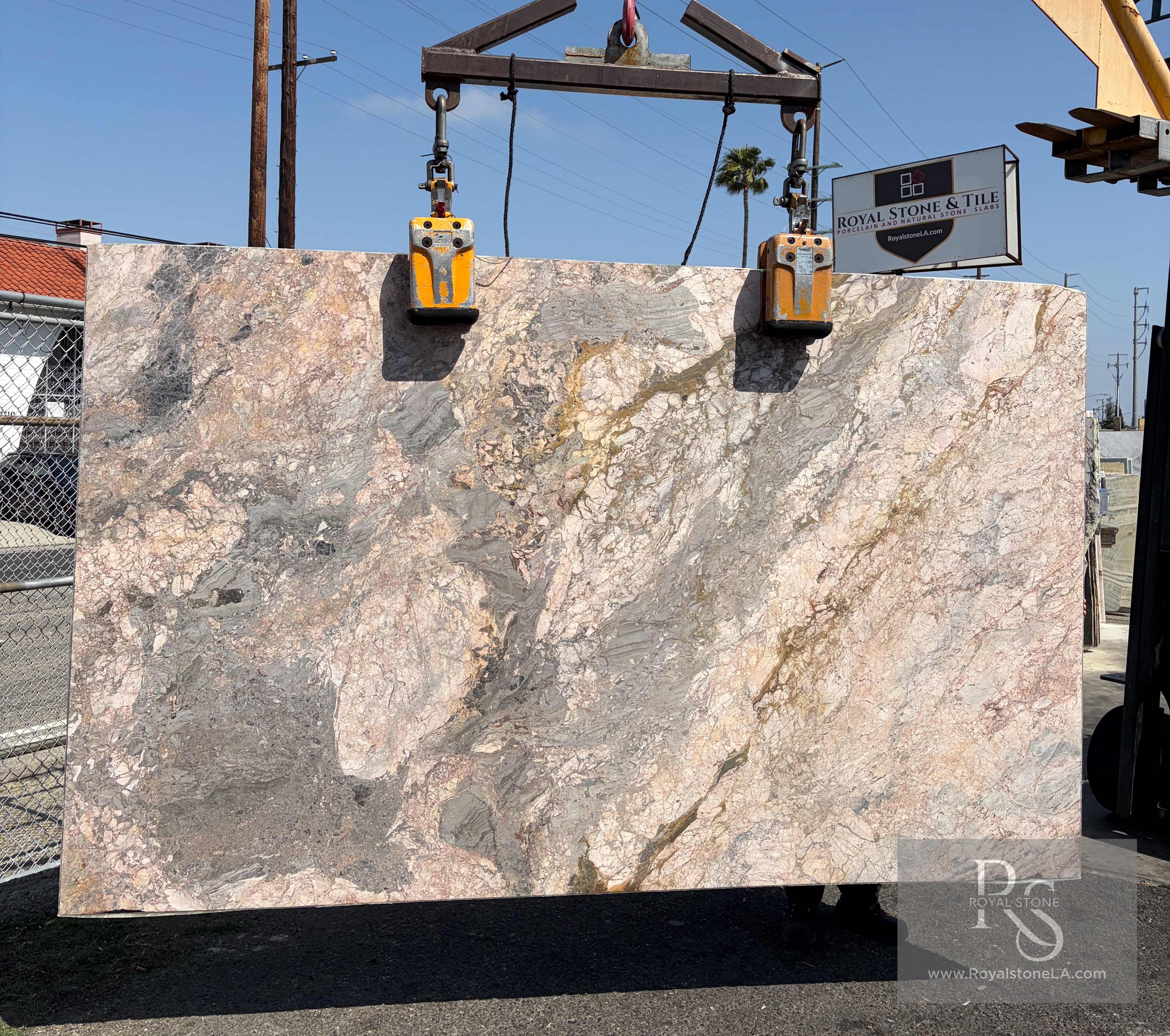Antolini Calacatta Oro YG583 marble slab with Flute Texture finish, white field with warm gold and grey veining and fine vertical ribbing